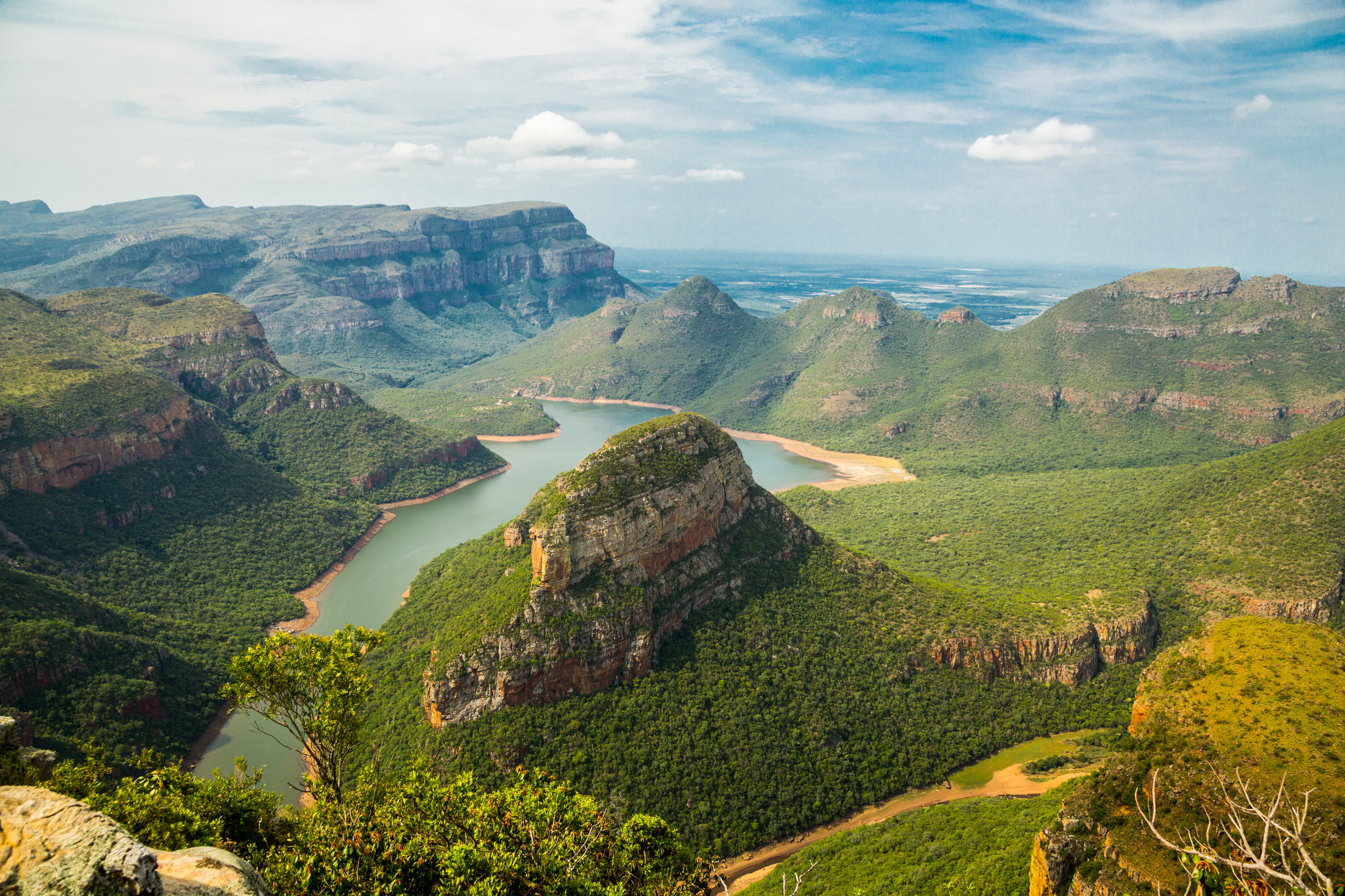 An ariel view of a mountain range